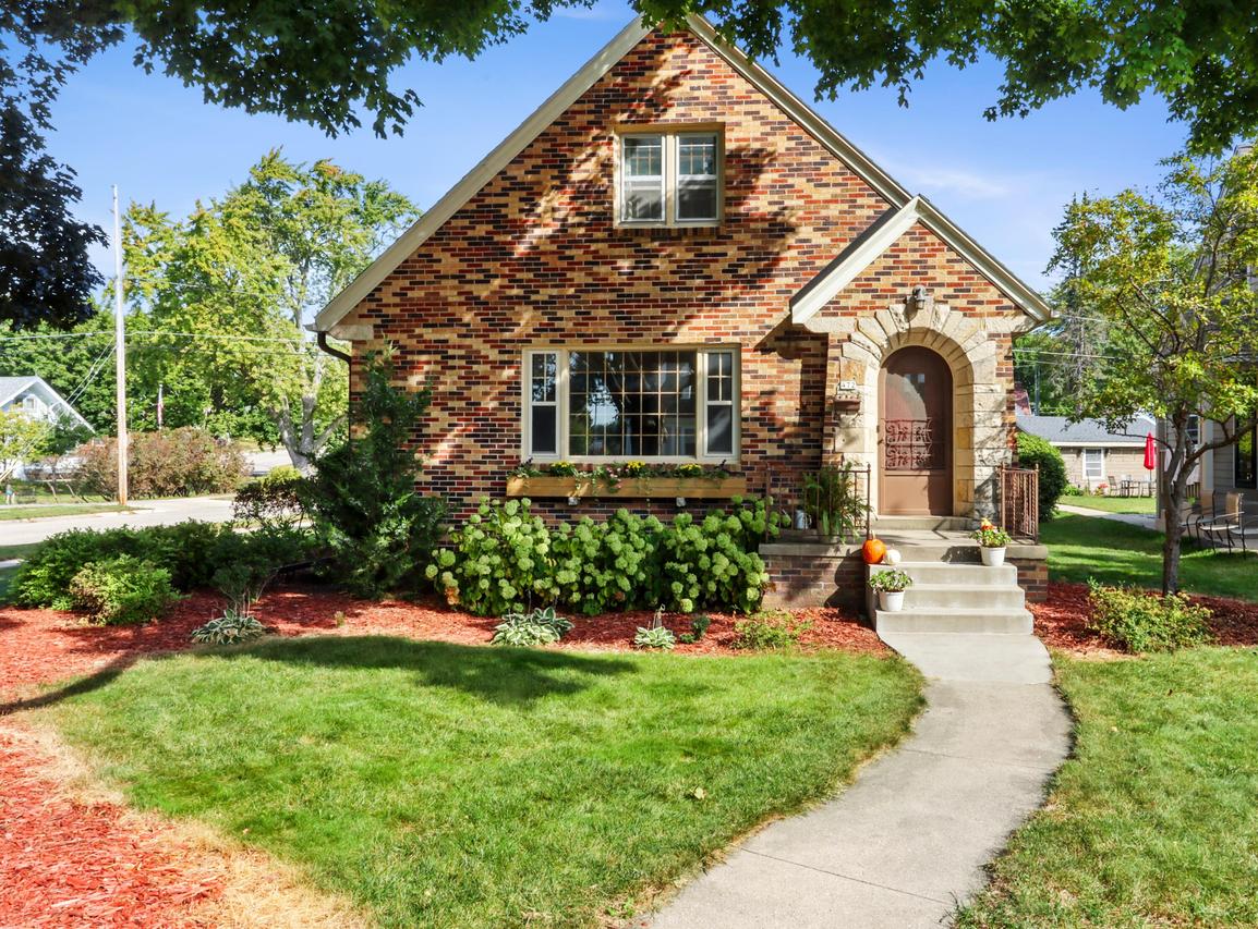 472 Orchard St, Burlington, WI 53105