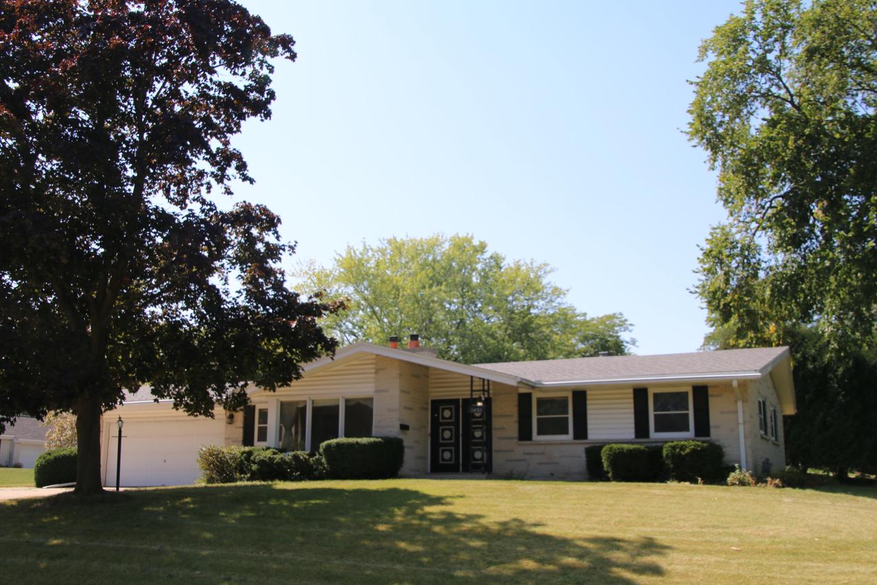3455 S Russel Rd, New Berlin, WI 53151