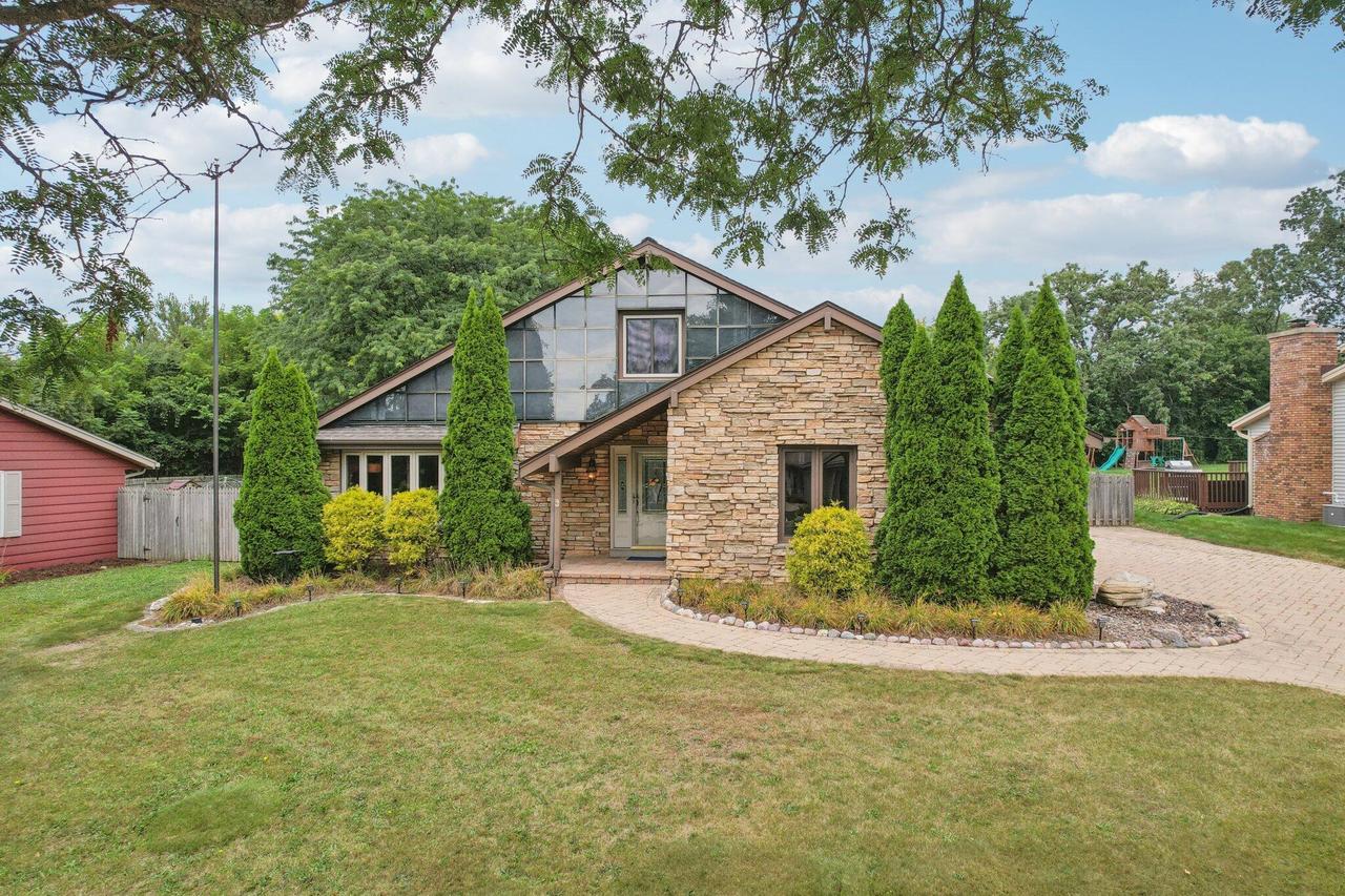 901 Canterbury Ln, Waukesha, WI 53188