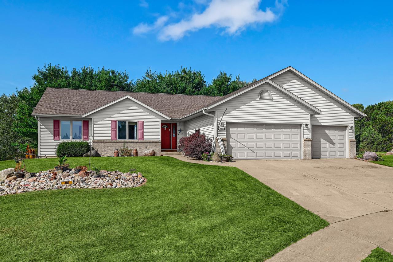 402 Hunter Ct, Holmen, WI 54636