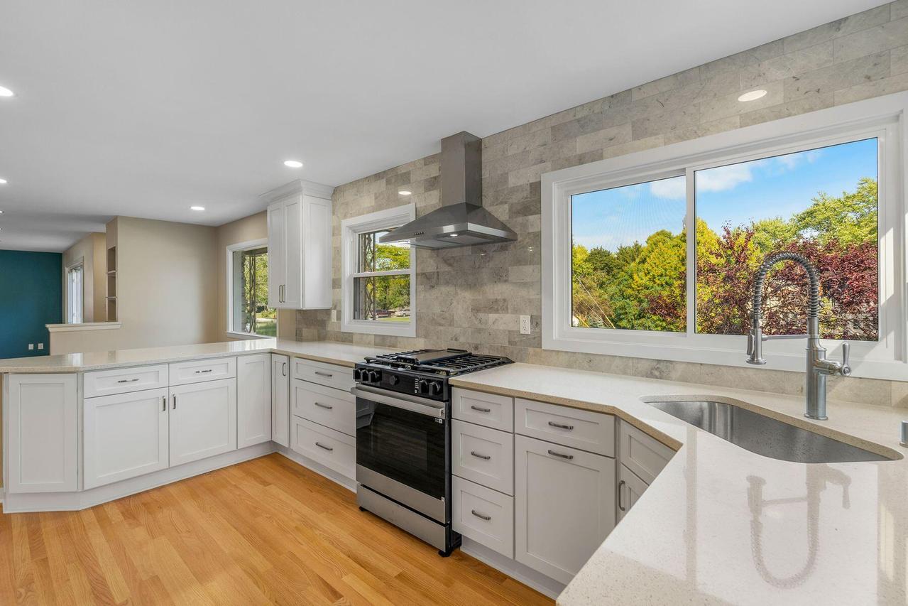6963 N Range Line Rd, Glendale, WI 53209