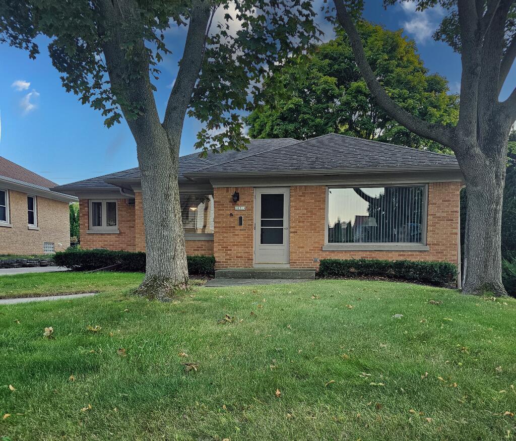10319 W Melvina St, Wauwatosa, WI 53222