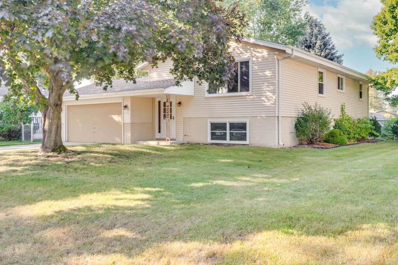 2630 Crestview Park, Caledonia, WI 53402