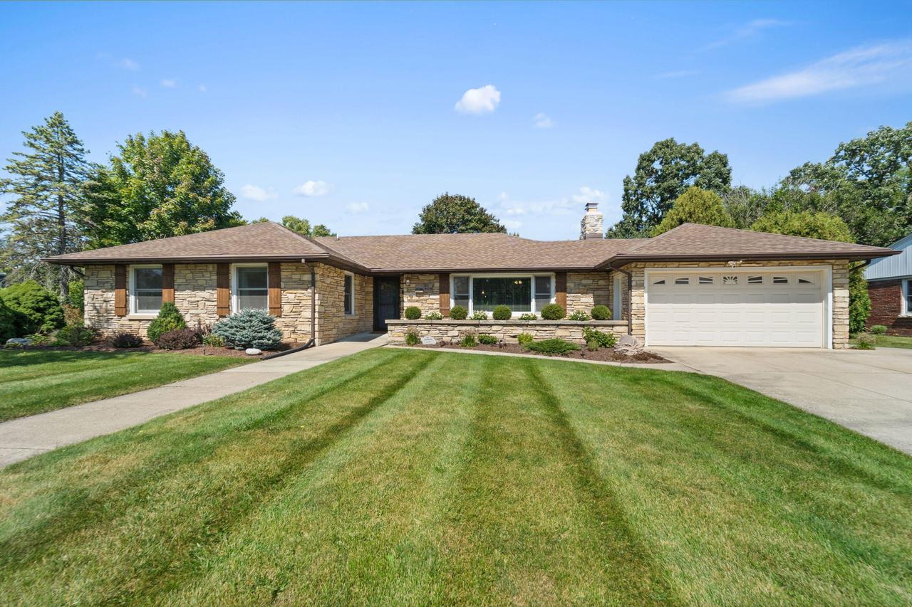 N87W15786 Belleview Blvd, Menomonee Falls, WI 53051
