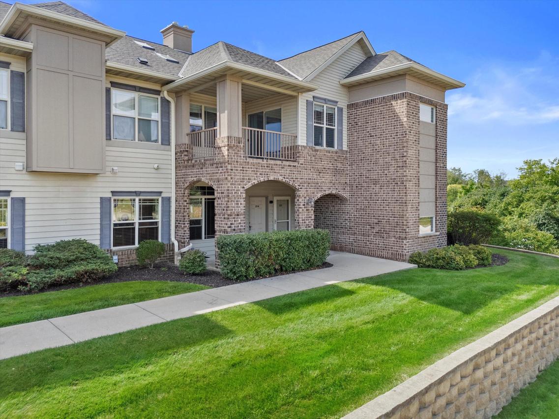 3053 W Drexel Ave #104, Franklin, WI 53132