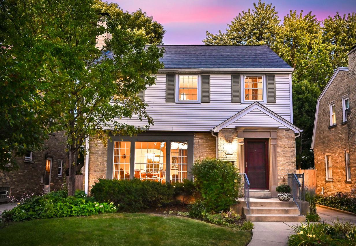 2324 N 90th St, Wauwatosa, WI 53226