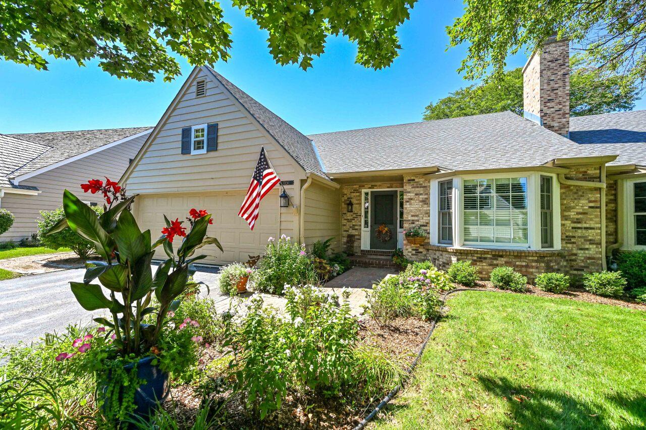 10241 N Westport Cir, Mequon, WI 53092