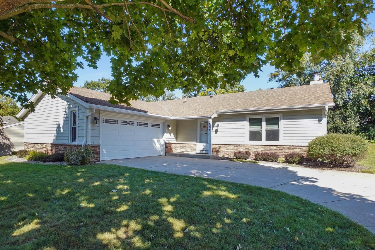 1261 Timber Rdg, Pewaukee, WI 53072