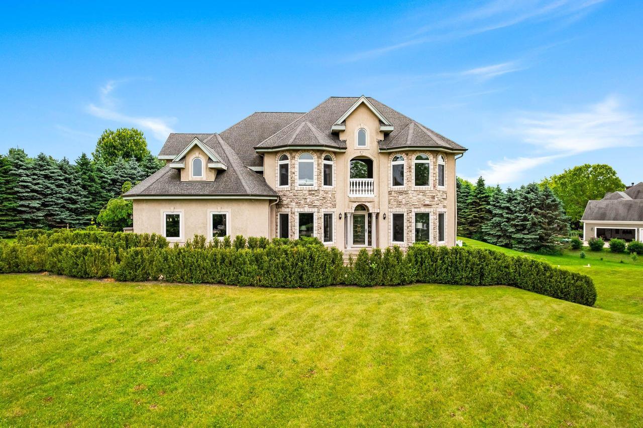 1626 Fox Hollow, Cedarburg, WI 53012