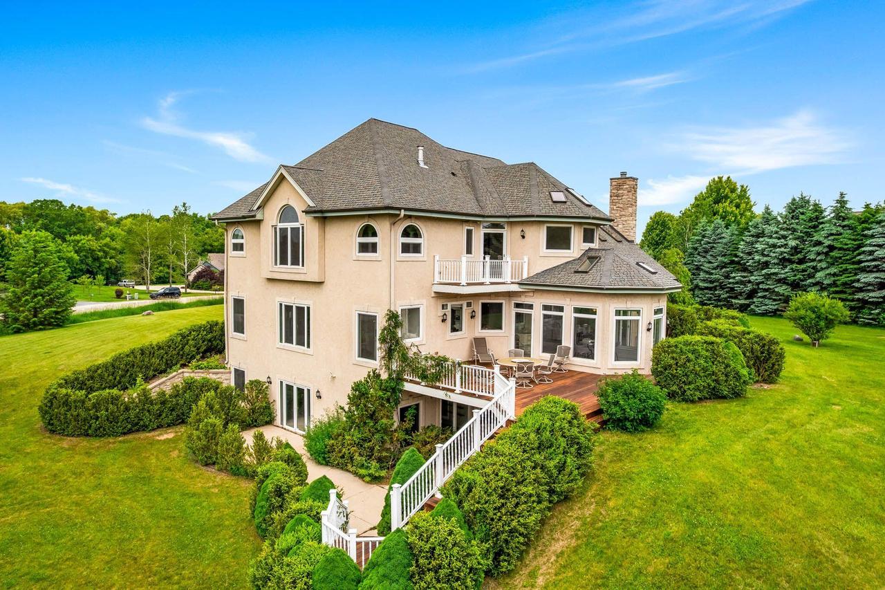 1626 Fox Hollow, Cedarburg, WI 53012