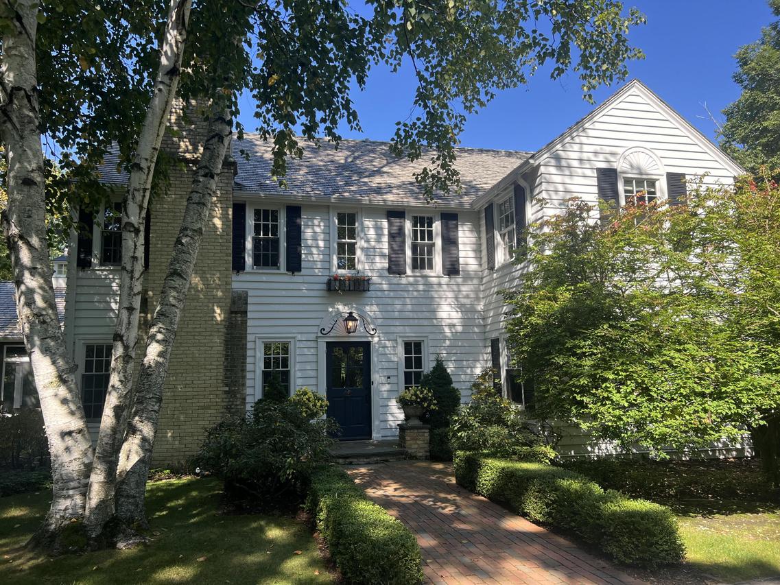 7836 N Club Cir, Fox Point, WI 53217
