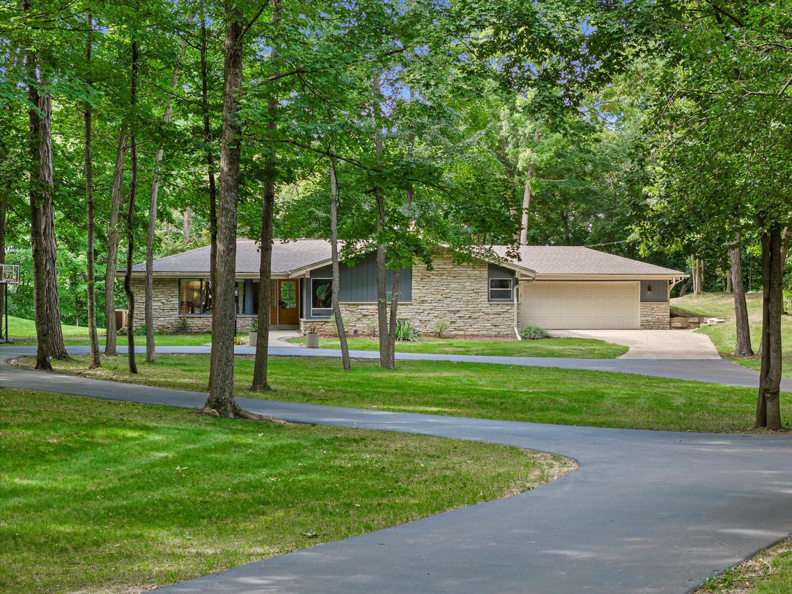 391 Wildwood Rdg, Richfield, WI 53017