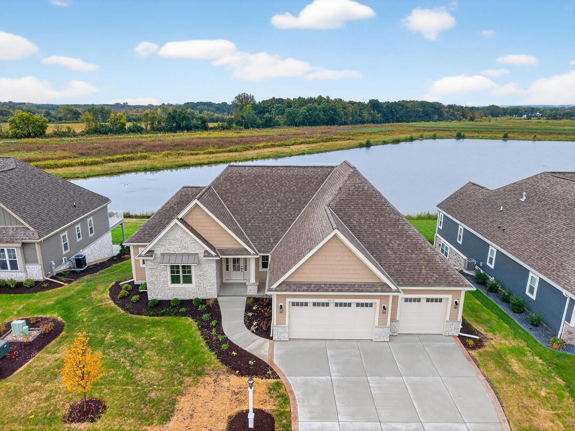 1612 White Deer Trl, Waukesha, WI 53186