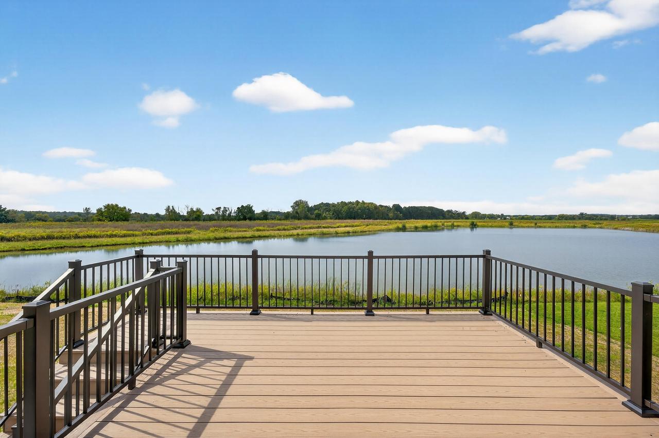 1612 White Deer Trl, Waukesha, WI 53186