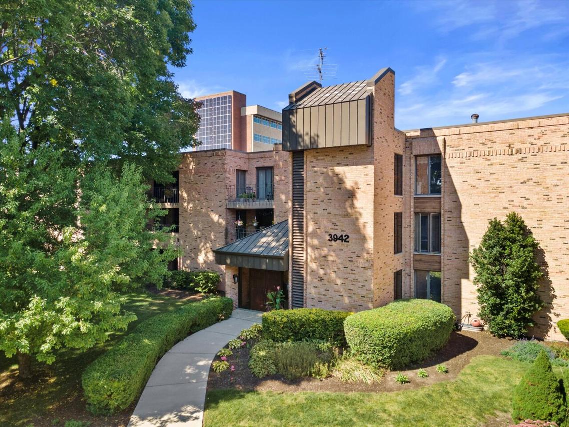 3942 N Oakland Ave #342, Shorewood, WI 53211