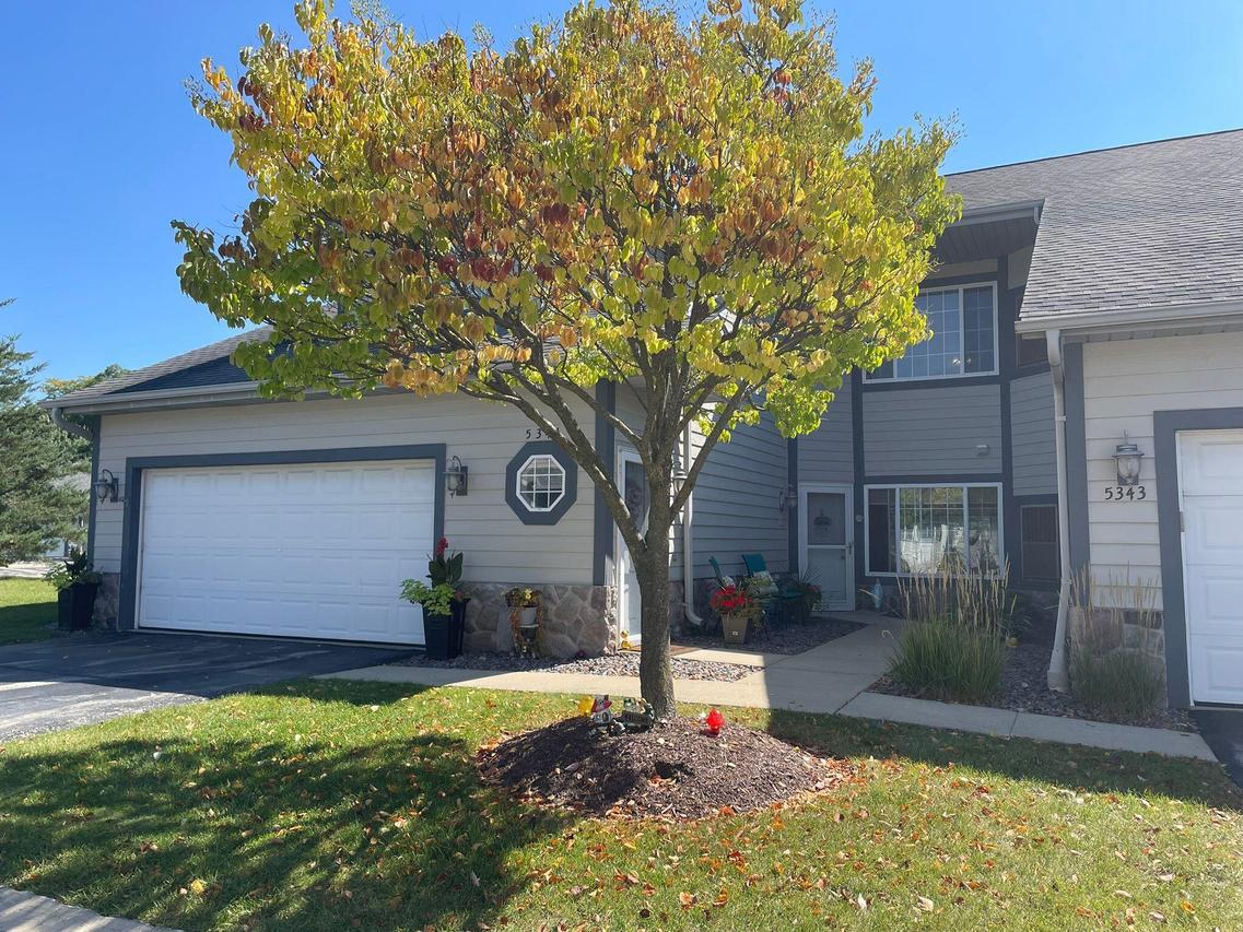 5341 S Hidden Dr, Greenfield, WI 53221