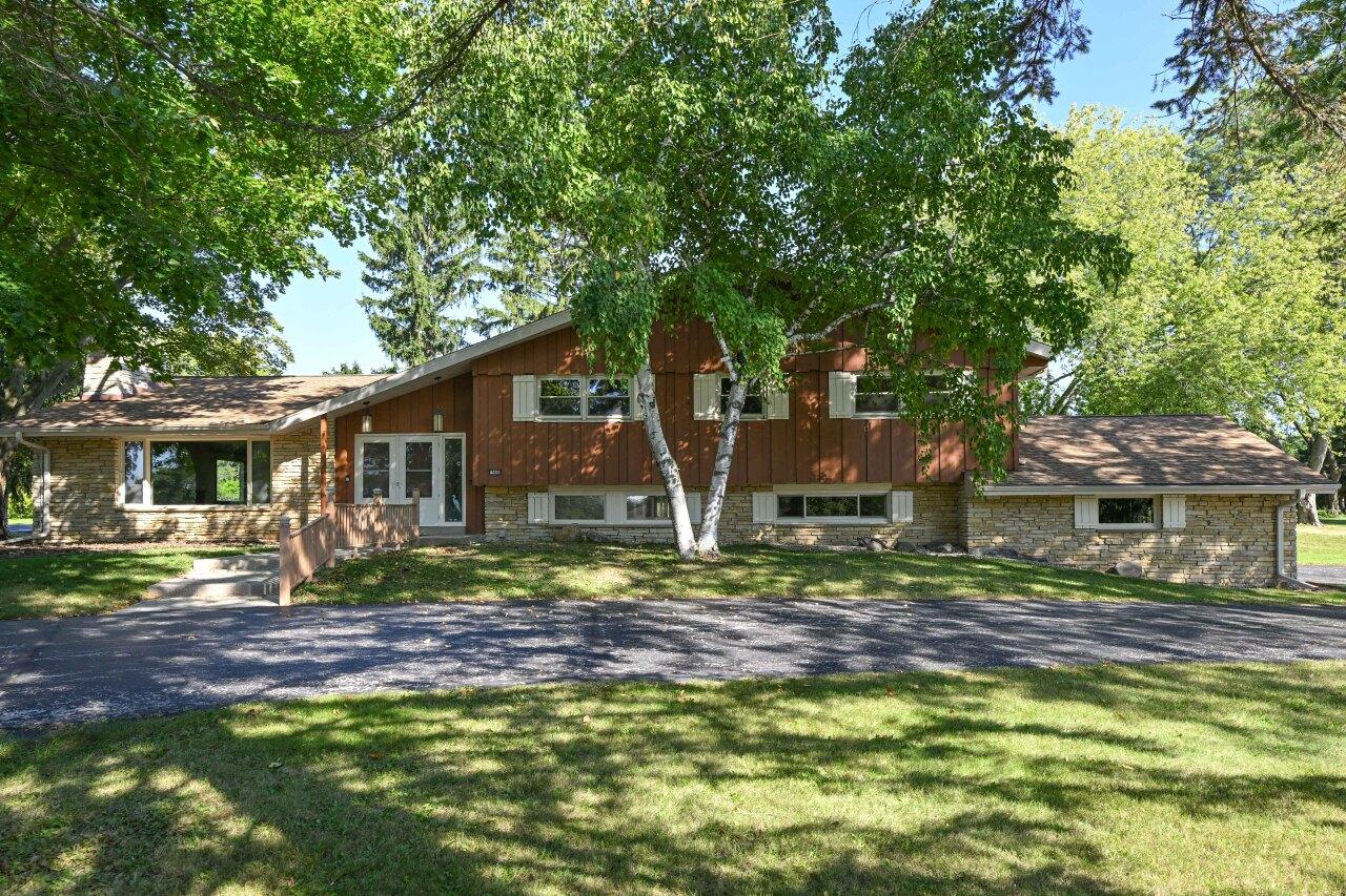 15800 Sky Cliff Dr, Brookfield, WI 53005