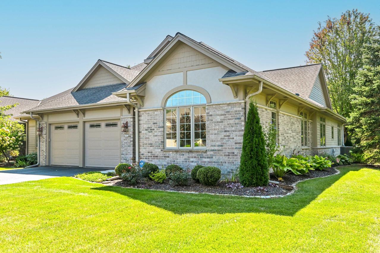 7575 W Heron Pond Dr, Mequon, WI 53092
