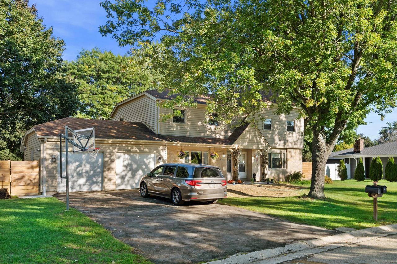 W156N10904 Catskill Ln, Germantown, WI 53022