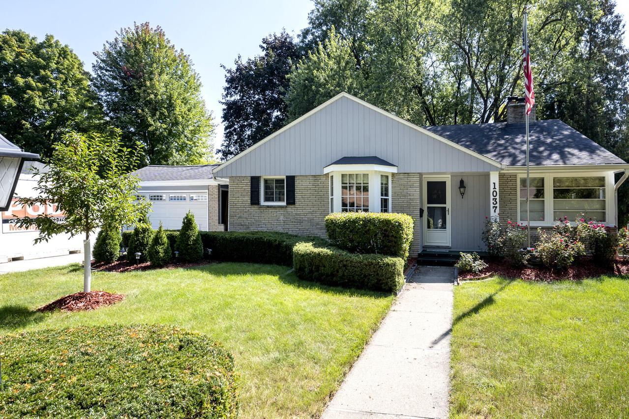 1037 Windsor Dr, Waukesha, WI 53186