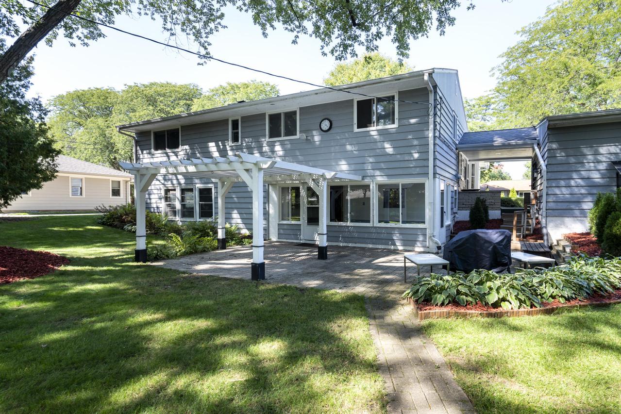 1037 Windsor Dr, Waukesha, WI 53186