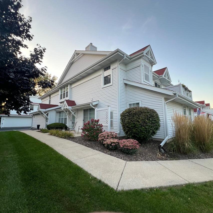 6035 S Crosswinds Dr #7, Cudahy, WI 53110