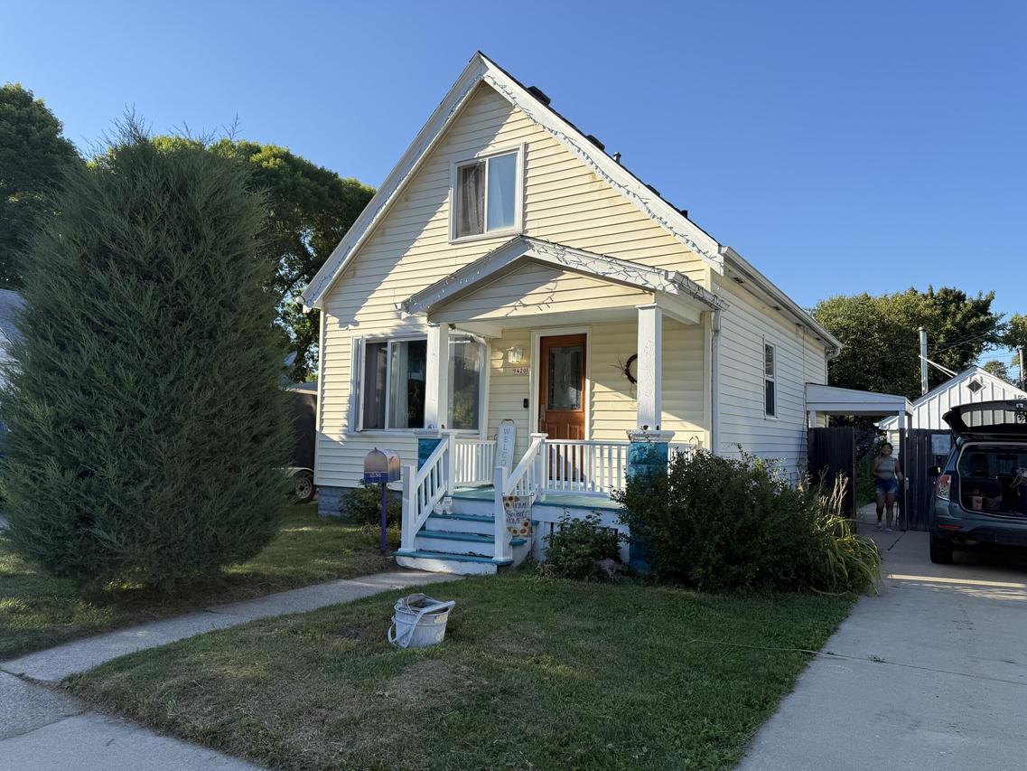 9420 W Rogers St, West Allis, WI 53227