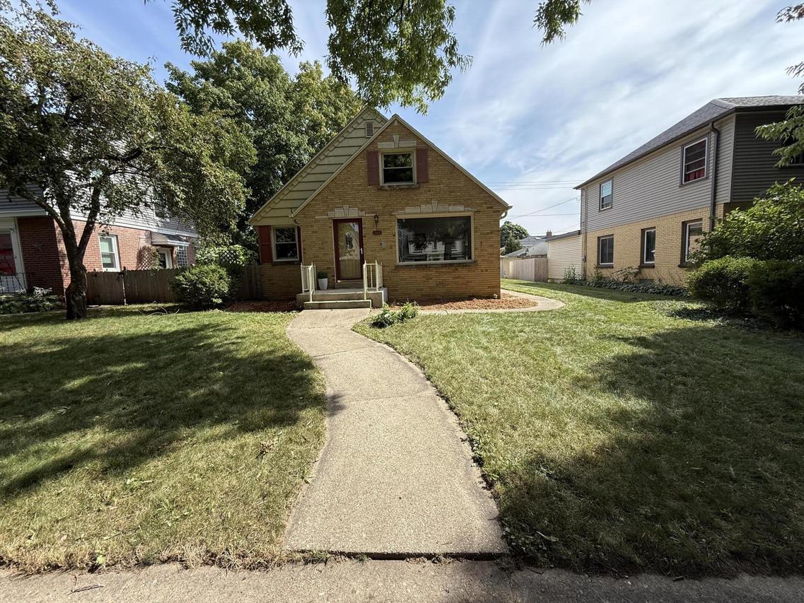 2956 N 77th St, Milwaukee, WI 53222