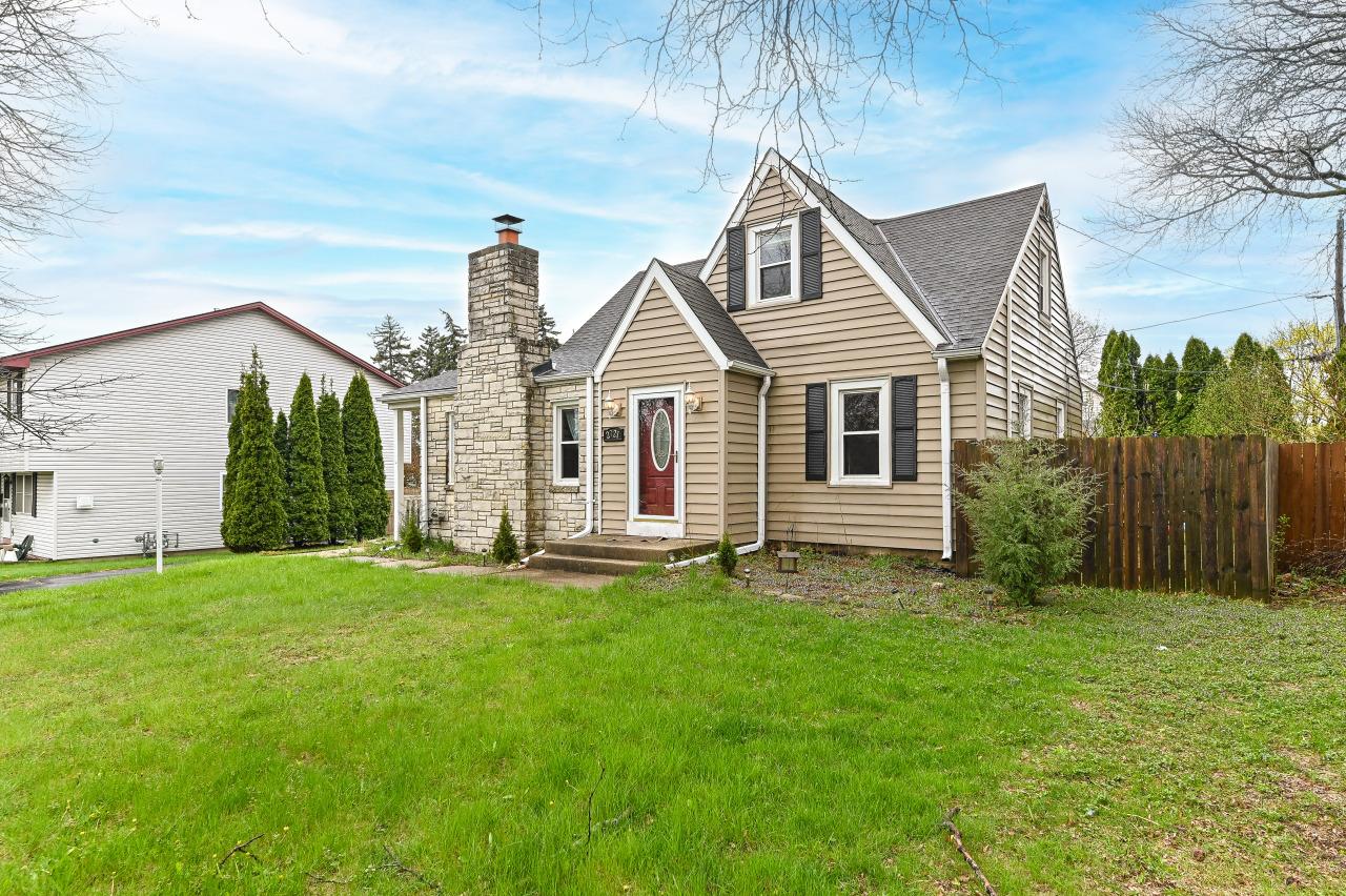 2721 S 76th St, West Allis, WI 53219