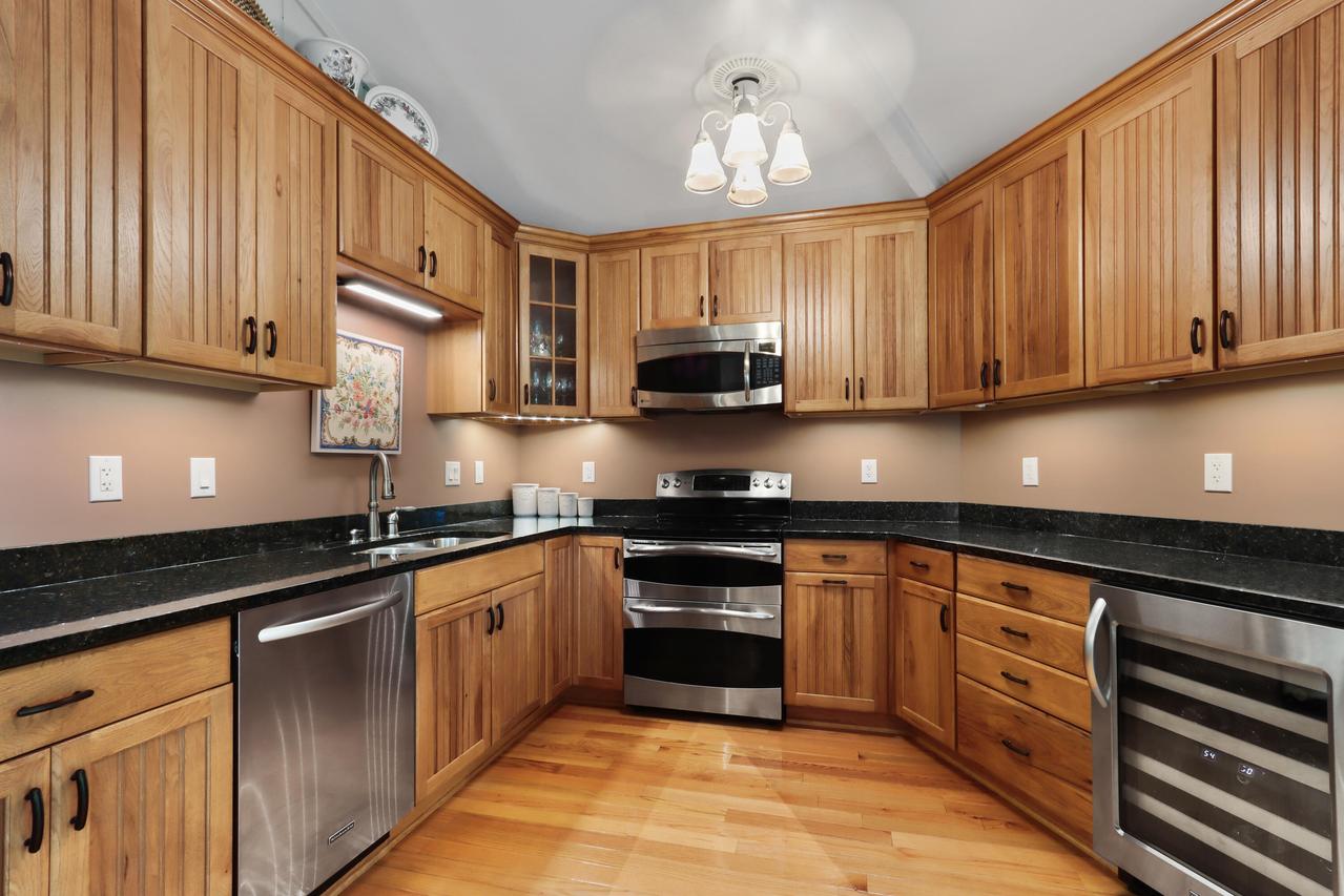 502 Tam Oshanter Dr, Fontana, WI 53125