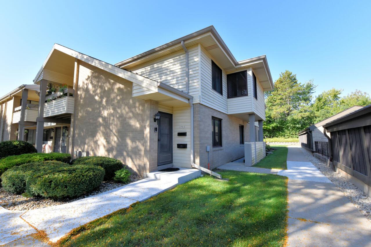 1591 S Carriage Ln #12, New Berlin, WI 53151