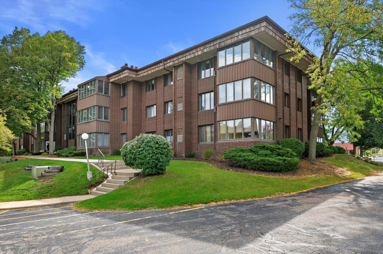 N84W15750 Ridge Rd #204, Menomonee Falls, WI 53051