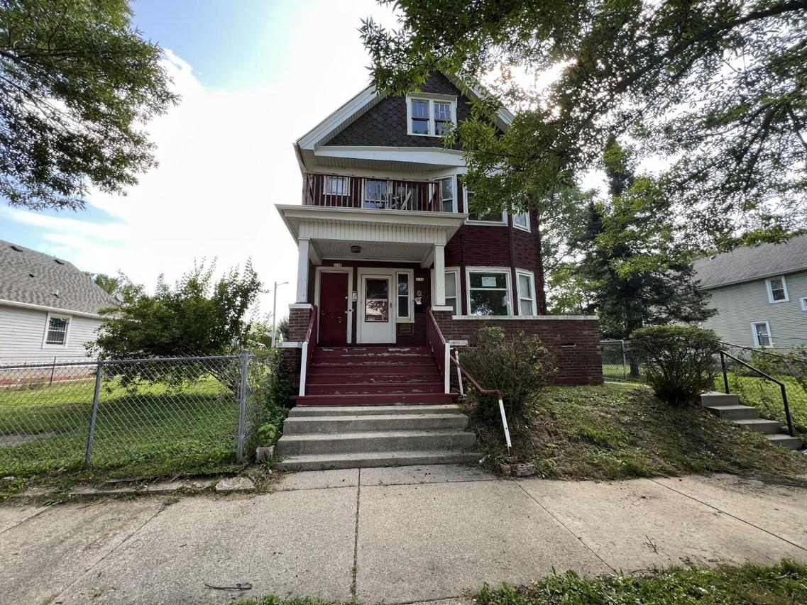 2136 N 11th St, Milwaukee, WI 53205
