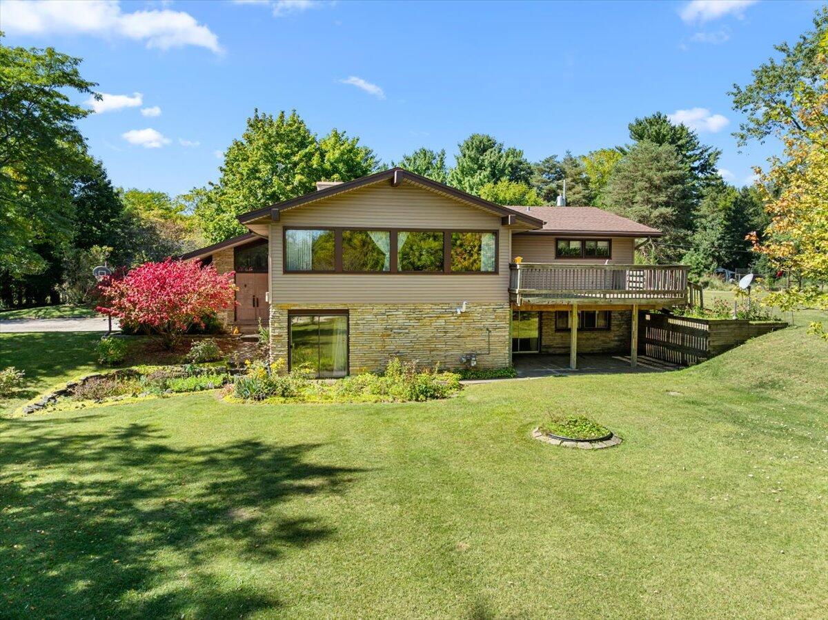 W336N877 Meadow Ln, Delafield, WI 53018