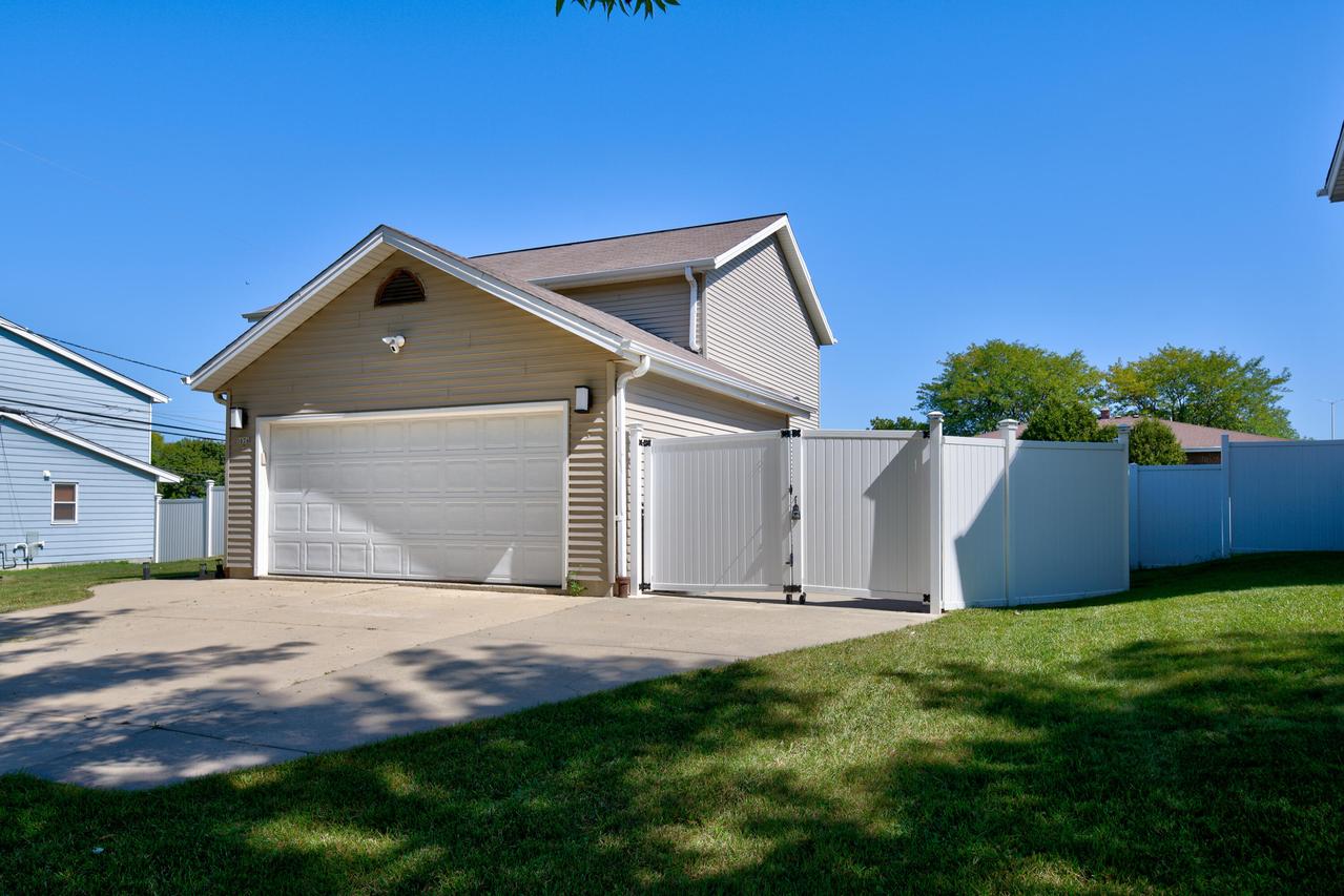 5674 S 14th St, Milwaukee, WI 53221