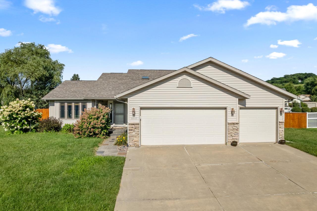 2306 Sandside Ct, Onalaska, WI 54650