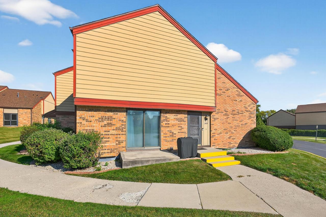 3925 W College Ave, Franklin, WI 53221