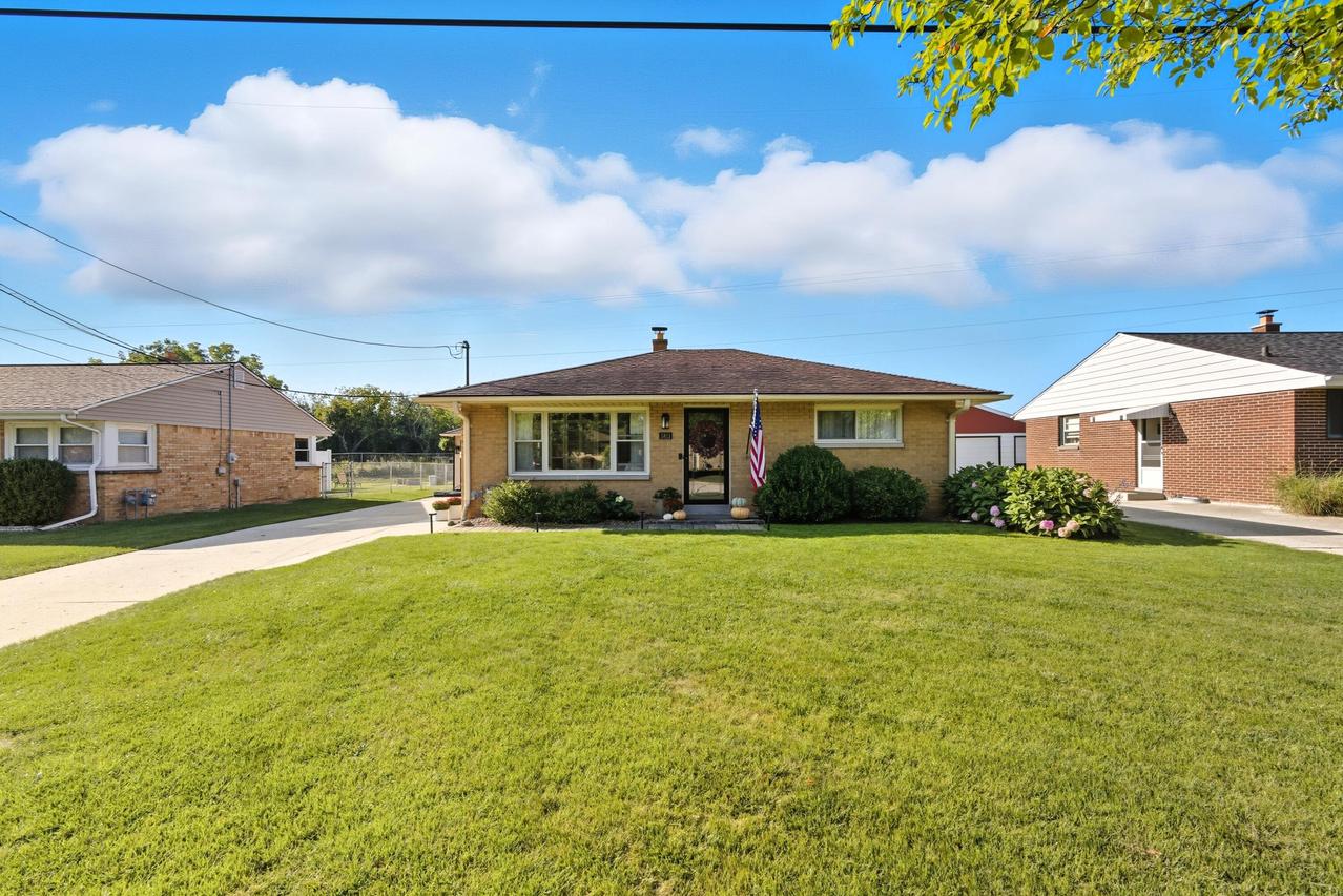 5811 W Allerton Ave, Greenfield, WI 53220