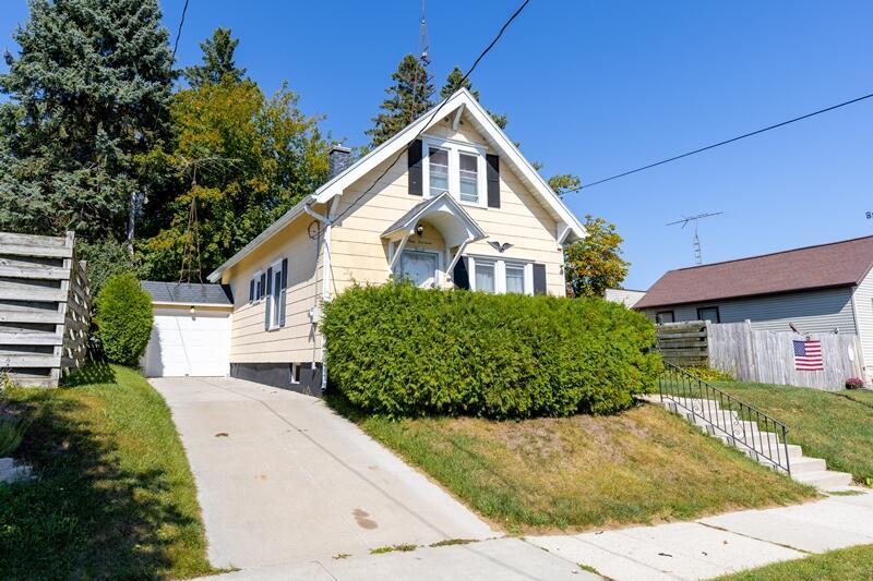 914 Green St, Manitowoc, WI 54220
