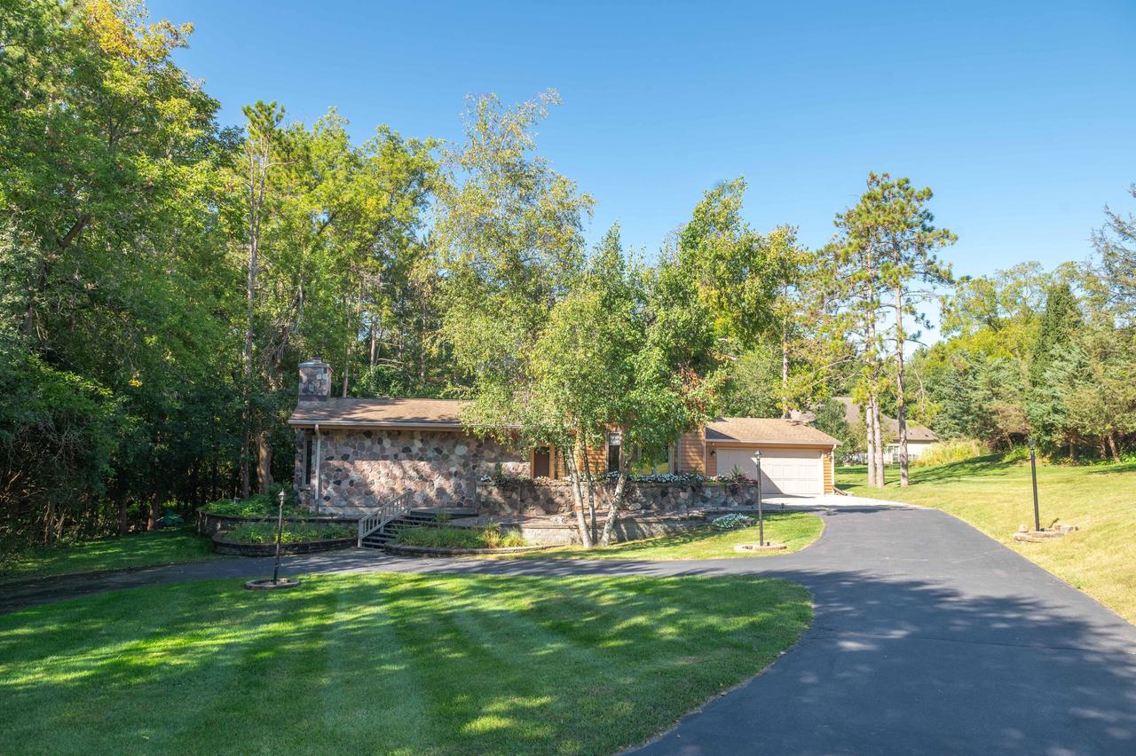 W318N1045 Huckleberry Way, Delafield, WI 53018