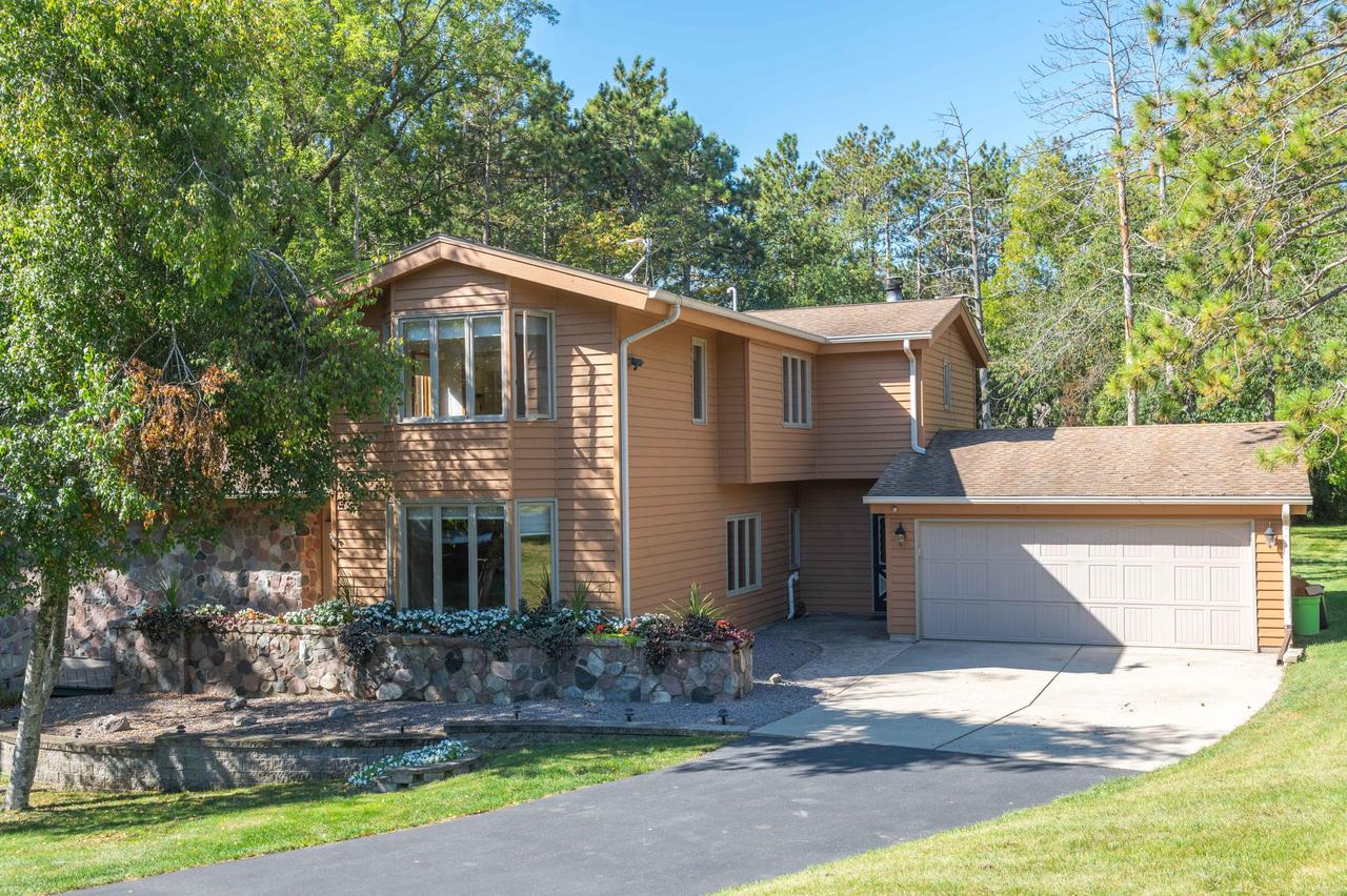 W318N1045 Huckleberry Way, Delafield, WI 53018