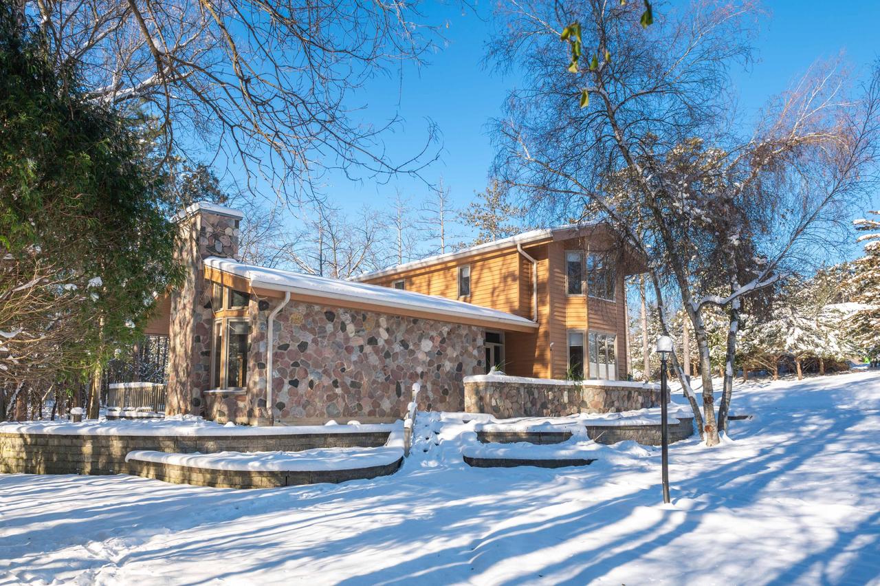 W318N1045 Huckleberry Way, Delafield, WI 53018