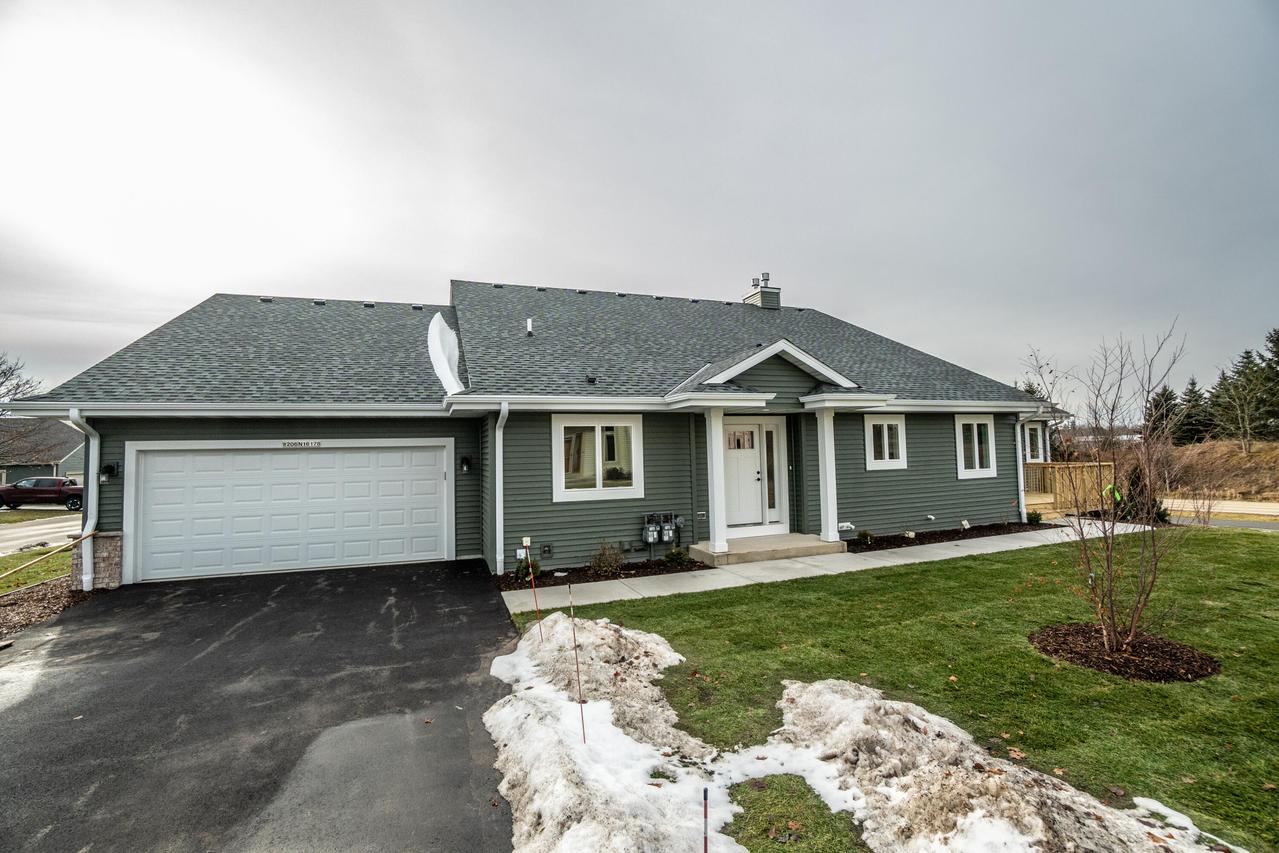 W206N16178 Stonebrook Dr, Jackson, WI 53037