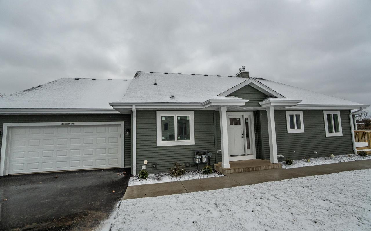 W206N16178 Stonebrook Dr, Jackson, WI 53037