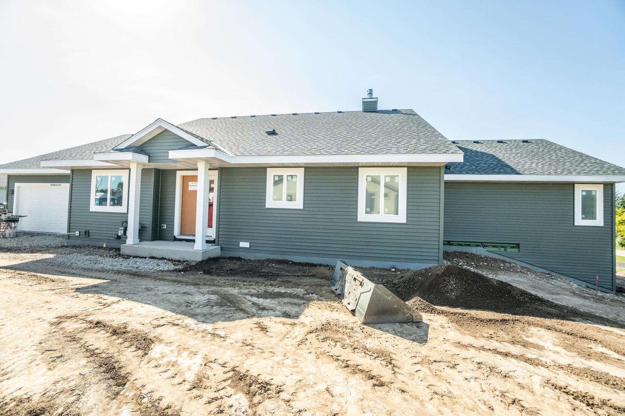 W206N16178 Stonebrook Dr, Jackson, WI 53037