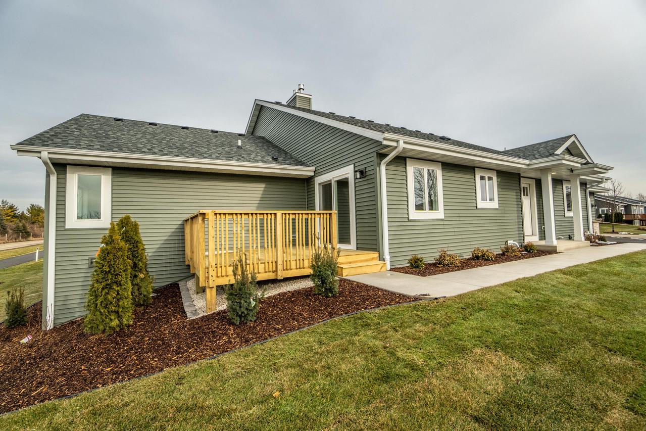 W206N16182 Stonebrook Dr, Jackson, WI 53037