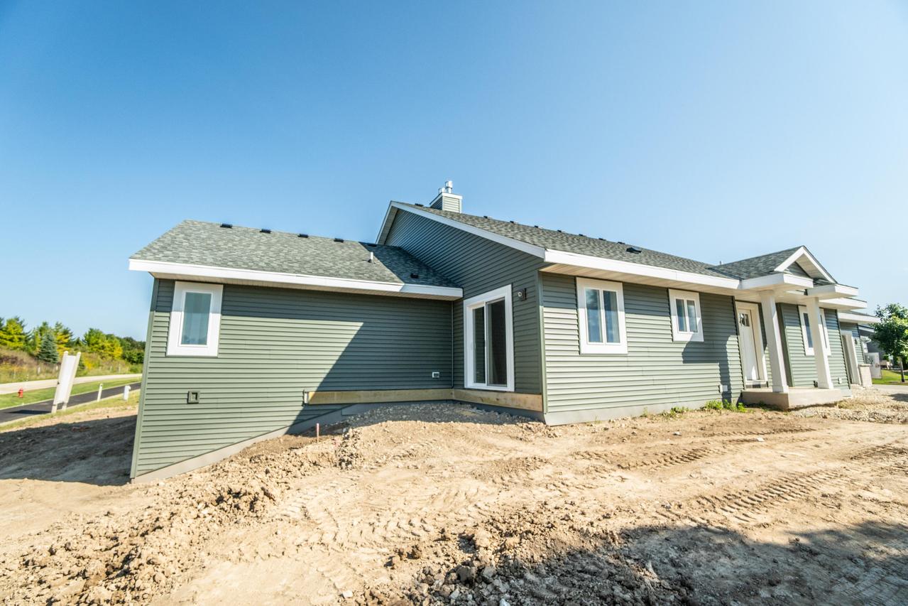 W206N16182 Stonebrook Dr, Jackson, WI 53037