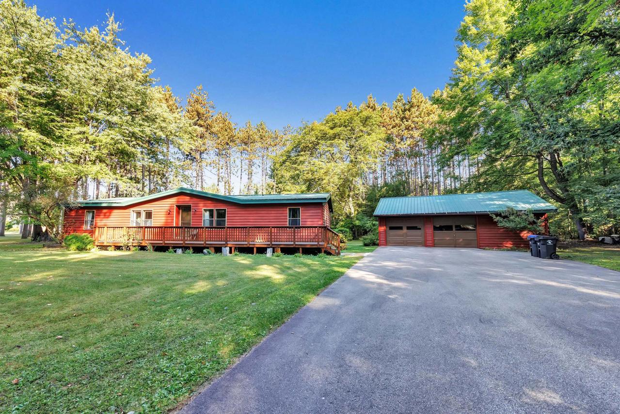 W6590 Homewood Ave, Wescott, WI 54166