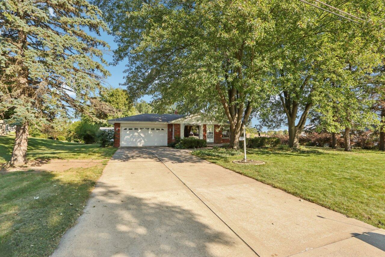 3008 S 132nd St, New Berlin, WI 53151