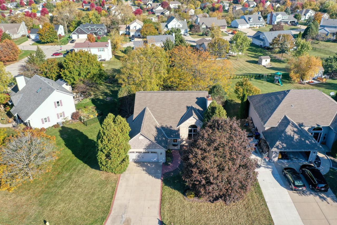 W233N7504 Highview Dr, Sussex, WI 53089